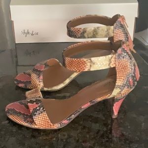 Style & Co. Women’s low heel, size 9, rainbow snakeskin color, great condition
